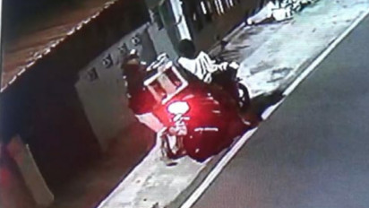 Pasangan Kekasih Tertangkap Kamera CCTV Mencuri Kotak Amal Musala di Kota Batu