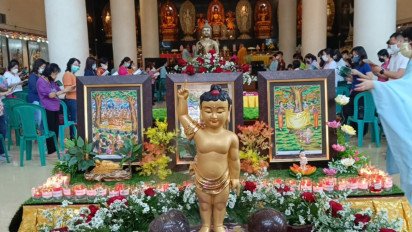 Khidmat, Umat Buddhis Surabaya Utara Pusatkan Puja Tri Suci Waisak di Vihara Mahavira