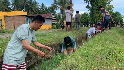 Tidak dihiraukan Pemerintah, Warga Gotong Royong Bersihkan Saluran Irigasi yang Tertimbun Lumpur Pasca Banjir Bandang 