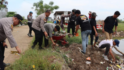 Polrestabes Makassar Gelar Bersih-Bersih Sampah di Wilayah Rawan Tawuran