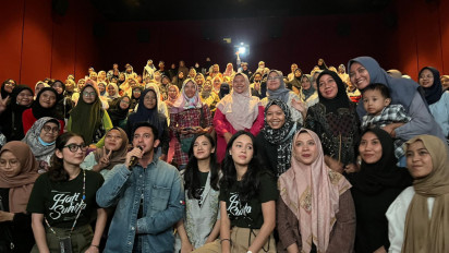 Dibanjiri Penggemar, Penulis Novel dan Pemain Film Hati Suhita Sapa Warga Gresik