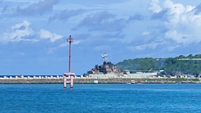 KRI Teluk Hading Disandarkan di Pesisir Bulukumba, Dijaga Ketat TNI Bersenjata Lengkap