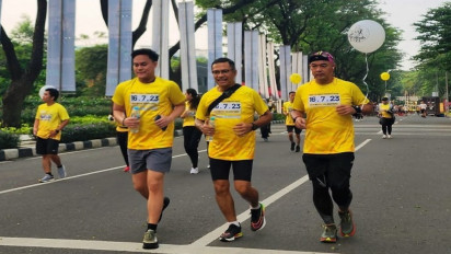Menuju UI Half Marathon, Eks Menperin Saleh Husin Lakukan Pemanasan Lari dengan Kawan-kawan
