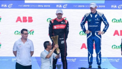 Momen Heru Budi Serahkan Trofi Formula E Kepada Maxximilian Gunther