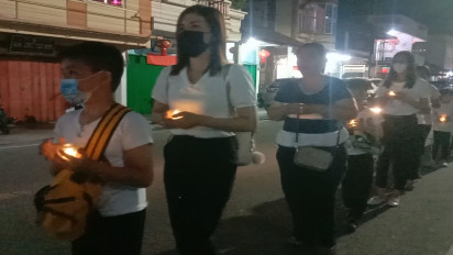 Perayaan Waisak 2567 BE di Karimun, Ratusan Umat Budha Berjalan Dengan Membawa Lilin Sepanjang Satu Kilometer