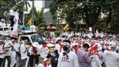 Tenaga Medis dan Kesehatan Kembali Gelar Aksi Damai Terkait RUU Kesehatan Hari Ini di Depan Gedung DPR