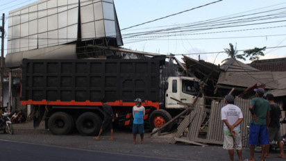 Truk Tronton Seruduk Warung di Lumajang, usai Bertabrakan dengan Minibus