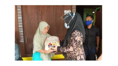 Lisda Hendrajoni Bagikan 1.000 Paket Bantuan kepada Lansia di Sumbar