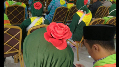 Unik, Jemaah Haji asal Lamongan Kenakan Mawar Merah di Kepala