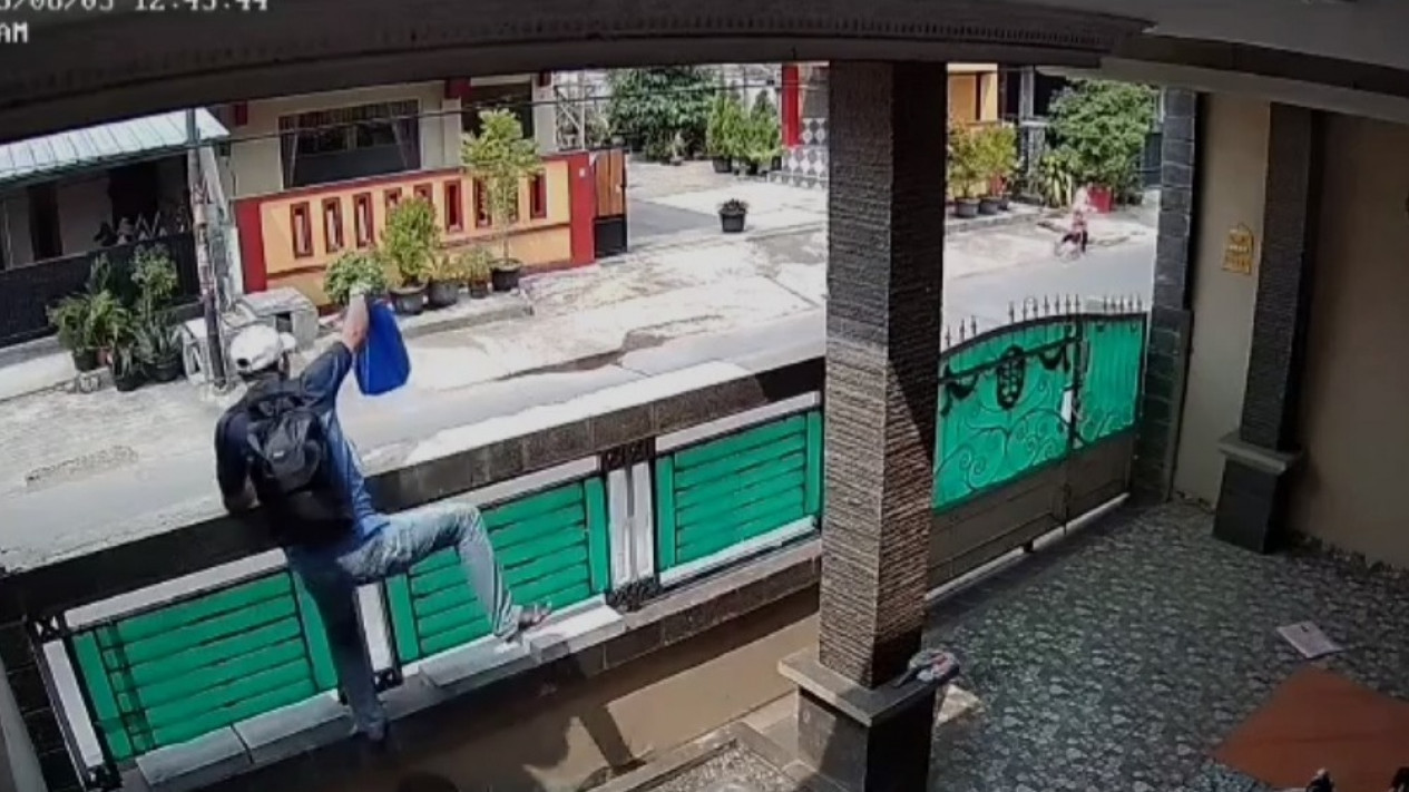 Gegara Ditinggal Pergi Cari Sekolah, Emas 110 Gram dan 3 Laptop Ludes Dibawa Kabur Maling
            - galeri foto