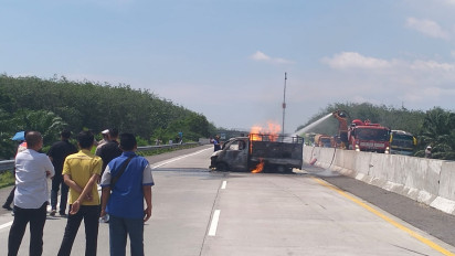 Tabrak Pembatas Jalan, Mobil Minibox Terbakar di Tol Medan - Tebing Tinggi
