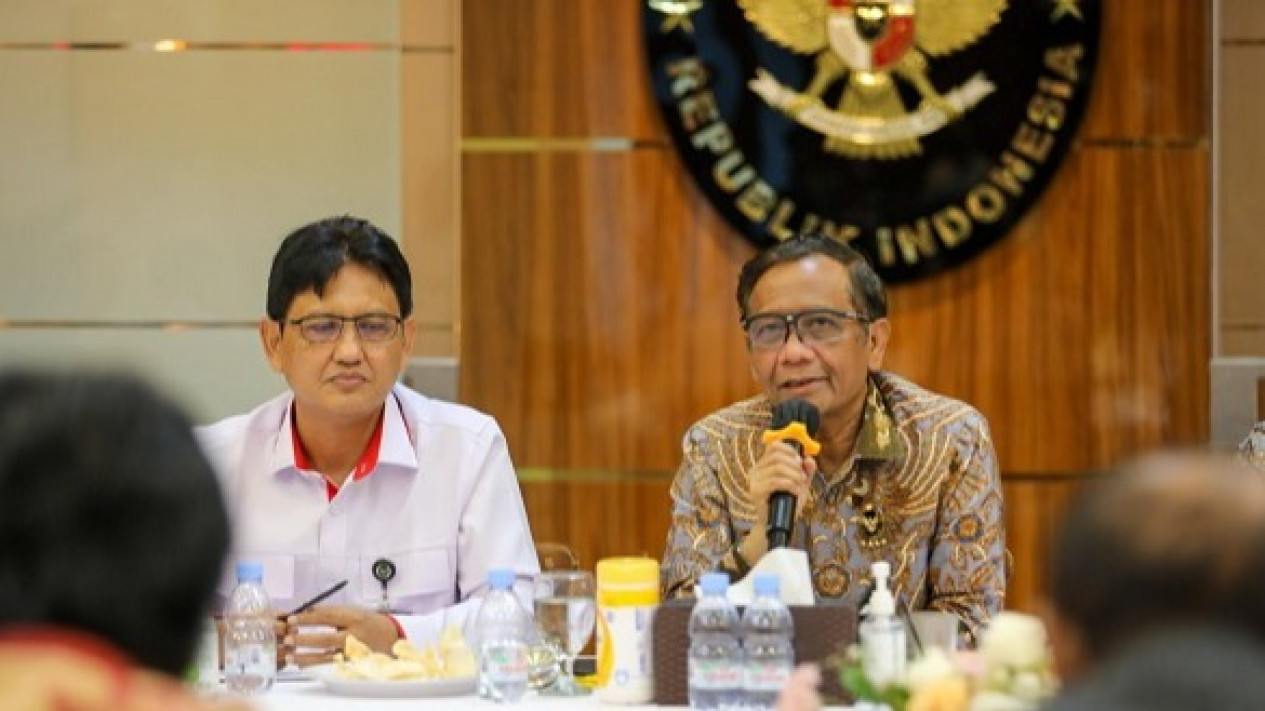 Mahfud MD Akui Minta Tolong Denny Indrayana Jaga Anies Hingga Maju Capres 2024
            - galeri foto