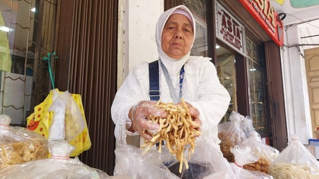 MasyaAllah, Nenek Ini Berhasil Naik Haji dengan Jualan Kue Bawang di Emperan Toko
            - galeri foto