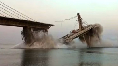 Detik-detik Jembatan Aguwani-Sultanganj di Bhagalpur India Runtuh, Satu Orang Hilang