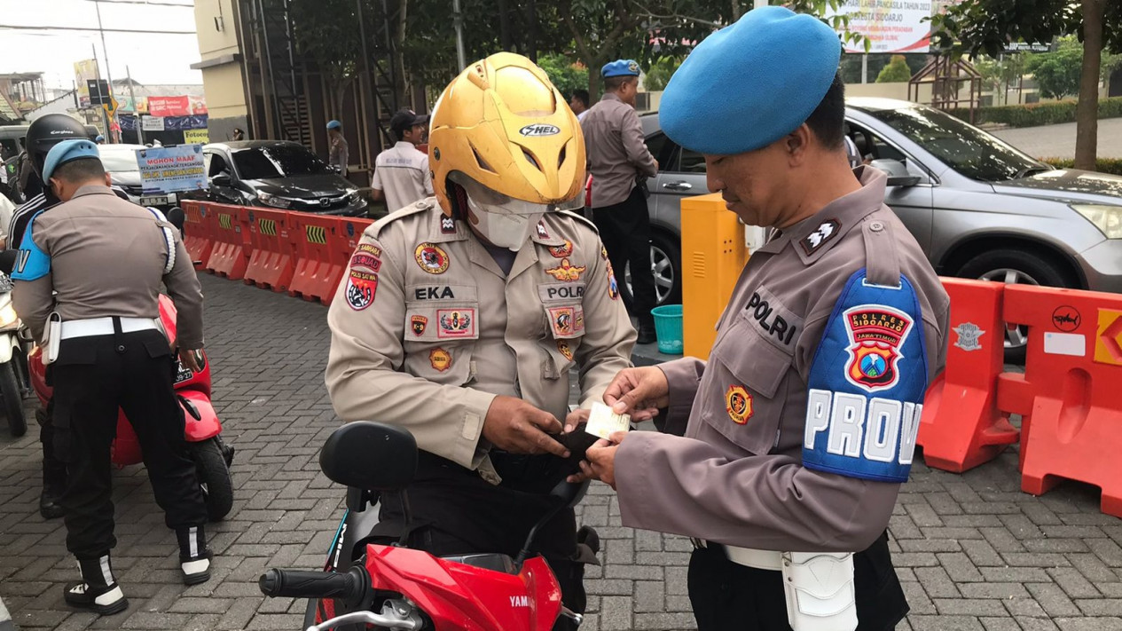 Minimalisir Pelanggaran, Bidpropam Polda Jatim Periksa Anggota di Polresta Sidoarjo
            - galeri foto
