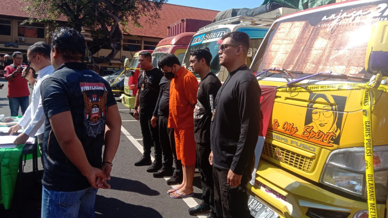 Konflik Antar Pemilik, Manajer Toko Es Krim di Bali Sewa Puluhan Orang Kuras Barang Toko
            - galeri foto