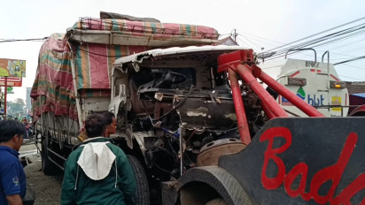 Supir Mengantuk, Truk Tronton Oleng dan Berujung Adu Banteng dengan Truk Lain