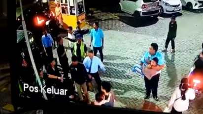 Sebuah Mobil Minibus Hilang Kendali saat Parkir Keluar Sebabkan Seorang Bocah Terluka