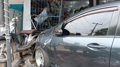 Akibat Karpet Slip, Mobil di Tanjungpinang Tabrak 1 Mobil, 4 Motor dan 2 Warga