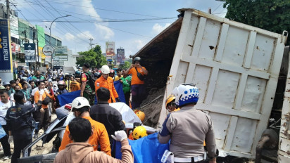 Mobil Tertimpa Truk Pasir di Semarang, Tiga Orang Terjepit dan Dievakuasi