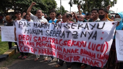 Ratusan Warga Gelar Demonstrasi, Desak Hukuman Mati untuk Guru Pelaku Rudapaksa Siswi Kelas Enam SD