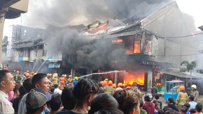 Toko Buku dan Plastik di Pasar Caringin Terbakar Hebat, Belasan Mobil Damkar Dikerahkan Bantu Proses Pemadaman