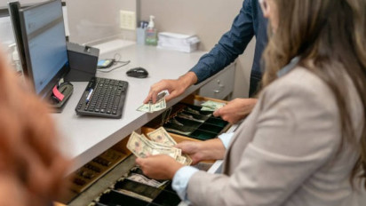 Nasihat dan Hukum Bekerja di Bank Konvensional Menurut Buya Yahya