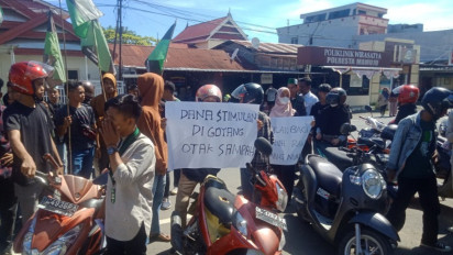 Demo Desak Usut Kasus Dugaan Korupsi Lelang Aset Pemkab Mamuju Ricuh, Pengunjuk Rasa Rusak Pagar Kejari