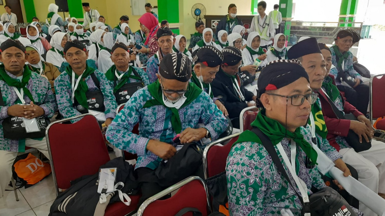 Kenalkan Budaya Jawa, Ratusan Jemaah Calon Haji asal Gunungkidul Kenakan Blangkon ke Tanah Suci
            - galeri foto