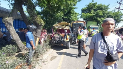 Mobil Pickup Tabrak Pohon, Sopir Terjepit Dibelakang Kemudi