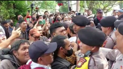 Sidang Dugaan Pencemaran Nama Baik Luhut Binsar Pandjaitan Diwarnai Aksi Dorong di Depan PN Jaktim