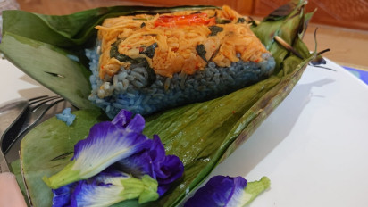 Manfaat Bunga Telang dalam Sedapnya Sebungkus Nasi Bakar