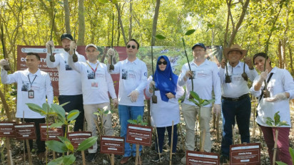 Mahasiswa Asing Pascasarjana Unair Tanam Pohon Bakau di Hutan Wisata Mangrove Wonorejo