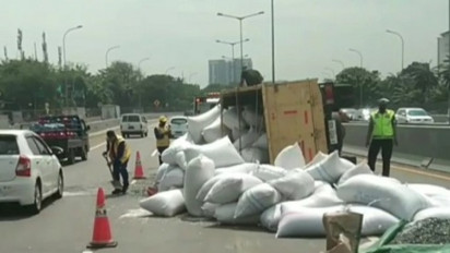 Truk Muatan Biji Plastik Terguling, Tol Kembangan-Cengkareng Macet