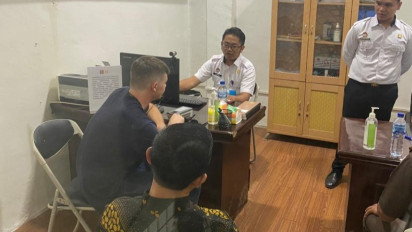 Tiba di Kantor Imigrasi Meulaboh, WNA Australia Pemukul Warga Simeulue Akan Segera Dideportasi