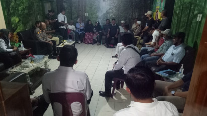 Protes ke Kantor Camat, Warga Tolak Jalan Alternatif Desa Dijual