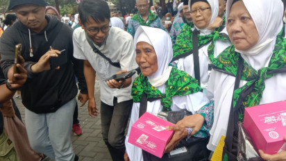 Jadi Jemaah Tertua asal Solo di Usia 86 Tahun, Mantan Penjual Kerupuk Ini Berangkat Haji