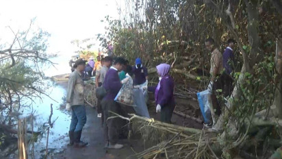 Sampah Plastik Penuhi Hutan Mangrove Pantai Baros, Ratusan Warga dan P3E Jawa Lakukan Pembersihan