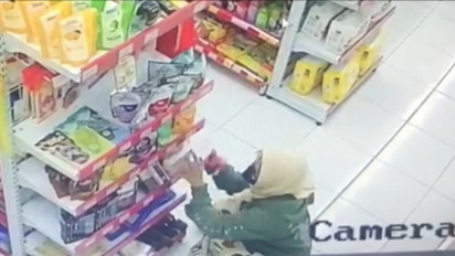 Terekam CCTV, Emak-Emak di Banyumas Curi Celana Dalam Pria di Toko Modern