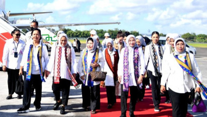 Ibu Negara Iriana Joko Widodo dan OASE KIM Hadiri Parade Perempuan Berkebaya Adat Bali