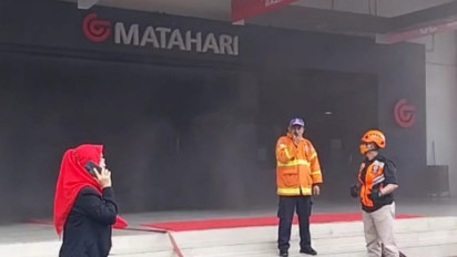 Pengunjung Panik! Kepulan Asap Tebal Keluar dari Dalam Gedung Matahari Depstore Tasikmalaya