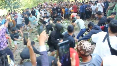 Tradisi Sedekah Bumi, Warga Blora Perang Lempar Makanan