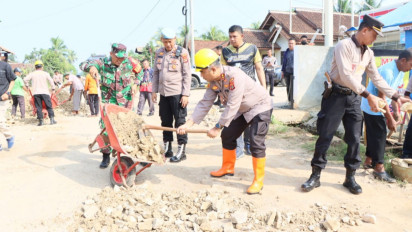 Polres Pesawaran Lampung Timbun Jalan Berlubang untuk Meningkatkan Keamanan Pengguna Jalan dalam Perayaan HUT Bhayangkara ke-77