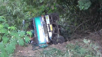 Sopir Lupa Tarik Tuas Rem Tangan, Truk Tronton Terjun Bebas ke Jurang Sedalam 20 Meter