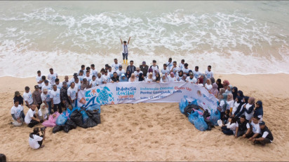 Peringati Hari Lingkungan Hidup Sedunia, Masyarakat Bersih-bersih Pantai dalam Kegiatan Indonesia Coastal Clean Up (CCU) Pantai Lampuuk Aceh