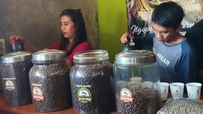 Bangkit! Kisah Pekerja Serabutan di Malang Olah Kopi Jadi Cuan