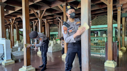 Belasan Polisi Gerak Cepat Bersihkan Makam Wali di Gresik, Ternyata Ini Sebabnya