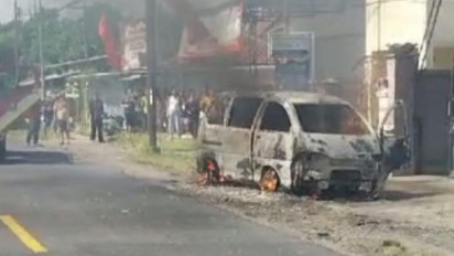 Parkir di Pinggir Jalan, Mobil Minibus di Banyuwangi Mendadak Terbakar