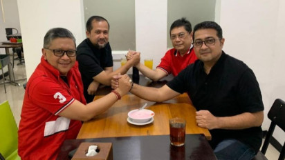 Kompak Berkaus Merah-Hitam, Sekjen PDIP dan Sekjen Partai Demokrat Bertemu di Restoran Ayam Goreng, Bahas Apa?