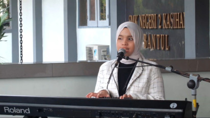 Putri Ariani Nyanyikan "Loneliness" di Teras Sekolahnya
